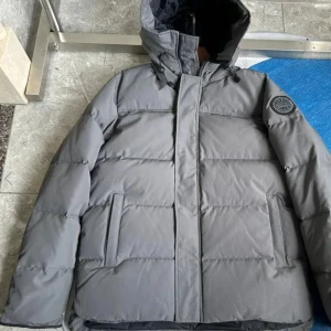 Grå dunjacka med huva från Canada Goose - Hej alla storlekar finns tillgängliga 