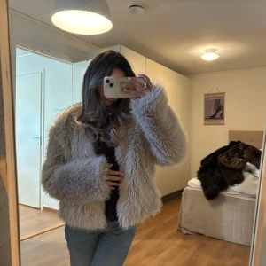 Beige pälsjacka - Super snygg och populär pälsjacka från gina som är slutsåld!! Storleken är M då jag ville ha den lite oversize (jag är en xs egentligen så den känns som en s) , super bra skick knappt använd!!