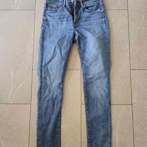 Blå skinny jeans med smal passform - Snygga blå jeans med klassisk femficksdesign och smal passform. Jeansen har en skinny siluett och normal midja, perfekta till sneakers eller boots. Tillverkade i mjukt denimtyg för en bekväm känsla hela dagen.