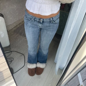 Jeans lowwaist utsvängda lågmidjade bootcut  - Från 7forallmankind 