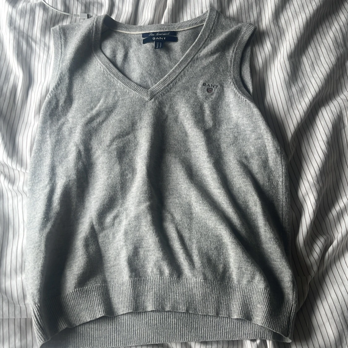 Grå ullväst från GANT, v-ringad - 1