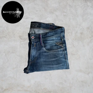 Replay anbass jeans - Sällsynta Replay jeans i samarbete med FC Barcelona i storlek W29 modell Anbass. Riktigt bra skick. Välsittande modell med snygg tvätt/färg.                                                                               ~                                                                                       Nypris 1900 kr | Vårat pris 595 kr. Hör av dig om du vill ha mått eller har andra frågor. Alla följare får rabatt! Så följ!