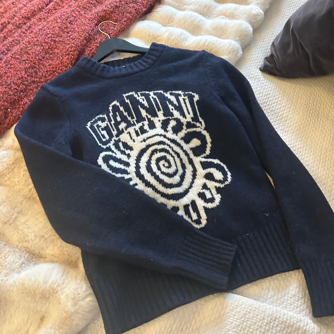 Mörkblå stickad Ganni-tröja