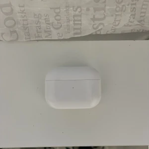 Airpods Pro 2 - Säljer ett par Apple AirPods Pro med laddningsetui. Hörlurarna är i gott skick med endast mindre ytliga repor på etuiet. Båda hörlurarna och etuiet fungerar som de ska. Perfekt för trådlös musik och samtal med aktiv brusreducering. 