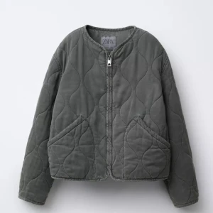 Quiltad grå jacka från Zara - Använd fåtal gånger den sitter som xs🩷den är slutsåld överallt 