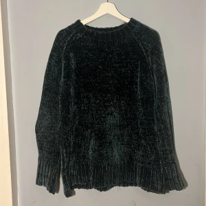 Grön stickad tröja - Grön stickad långärmad tröja. Storlek M men oversizad. I gott skick men den saknar lappen med märket på.