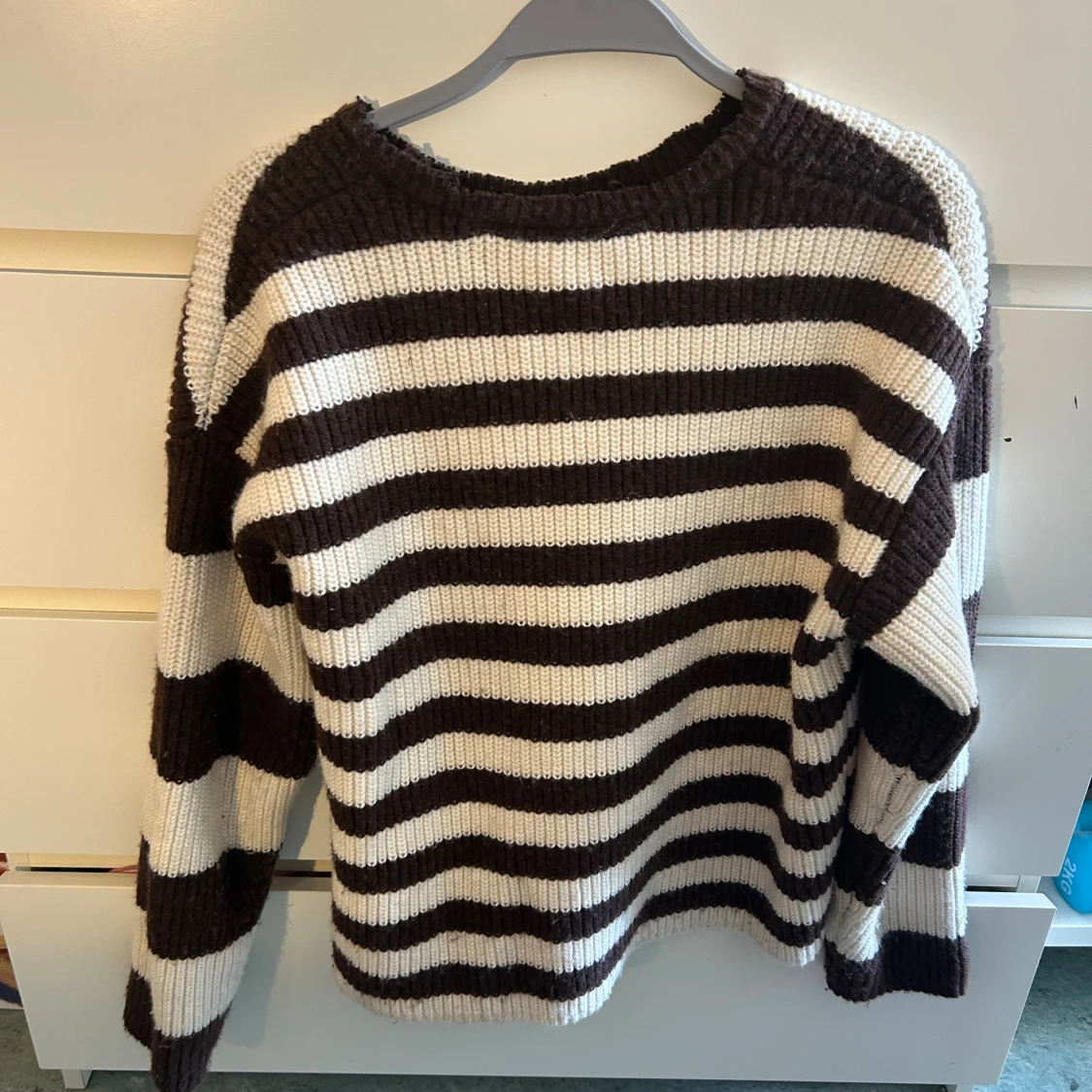 Randig stickad tröja från Monki - 1