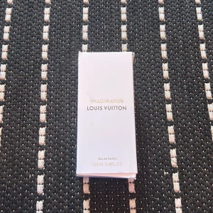 Louis Vuitton Imagination 100ml EdP - Lyxig parfym från Louis Vuitton, Imagination, i 100 ml flaska. Tillverkad i Frankrike. Ingredienser: alkohol, parfym, vatten, limonene, linalool, citronellol, coumarin, citral, geraniol m.fl. Perfekt för dig som vill sticka ut med en exklusiv doft.