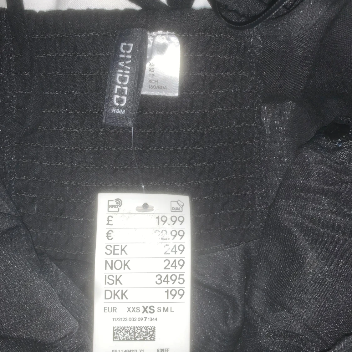 Svart kort klänning med puffärm  - 2