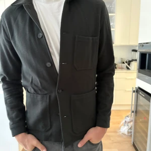 Oliv grön overshirt A Days March, st (S) - Stilren oliv grön overshirt från A Days March i storlek M, perfekt för hösten. Nypris 1700kr, säljer för 400kr! Knappt använd och otroligt bra passform. Färgen funkar bra till allt, sitter dock lite tight på mig men annars hade jag aldrig sålt den!