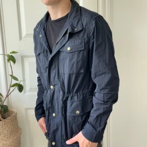 Massimo Dutti jacka L - Massimo Dutti jacka L, inga större defekter bara lite använd. Modellen är 180,75 kg. Kom med frågor 🫶