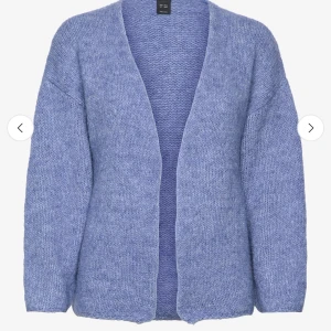 Blå stickad kofta från Lindex - Mysig blå stickad kofta från Lindex med oversized passform och djup v-ringning. I mycket bra skick, Strl xs/s