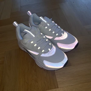 Vita B22, med reflexernande detaljer - Vita B22s helt nya, box tillkommer på förfrågan. Riktigt feta, väldigt trendande skor.