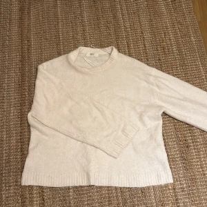 Beige stickad tröja från Gina Tricot - Vit stickad tröja från Gina Tricot❣️