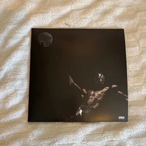 Utopia - Travis Scott, vinyl/lp-skiva - Säljer min Utopia - Travis Scott vinylskiva då jag inte lyssnar på den mycket. Spelad fåtal gånger och i bra skick!