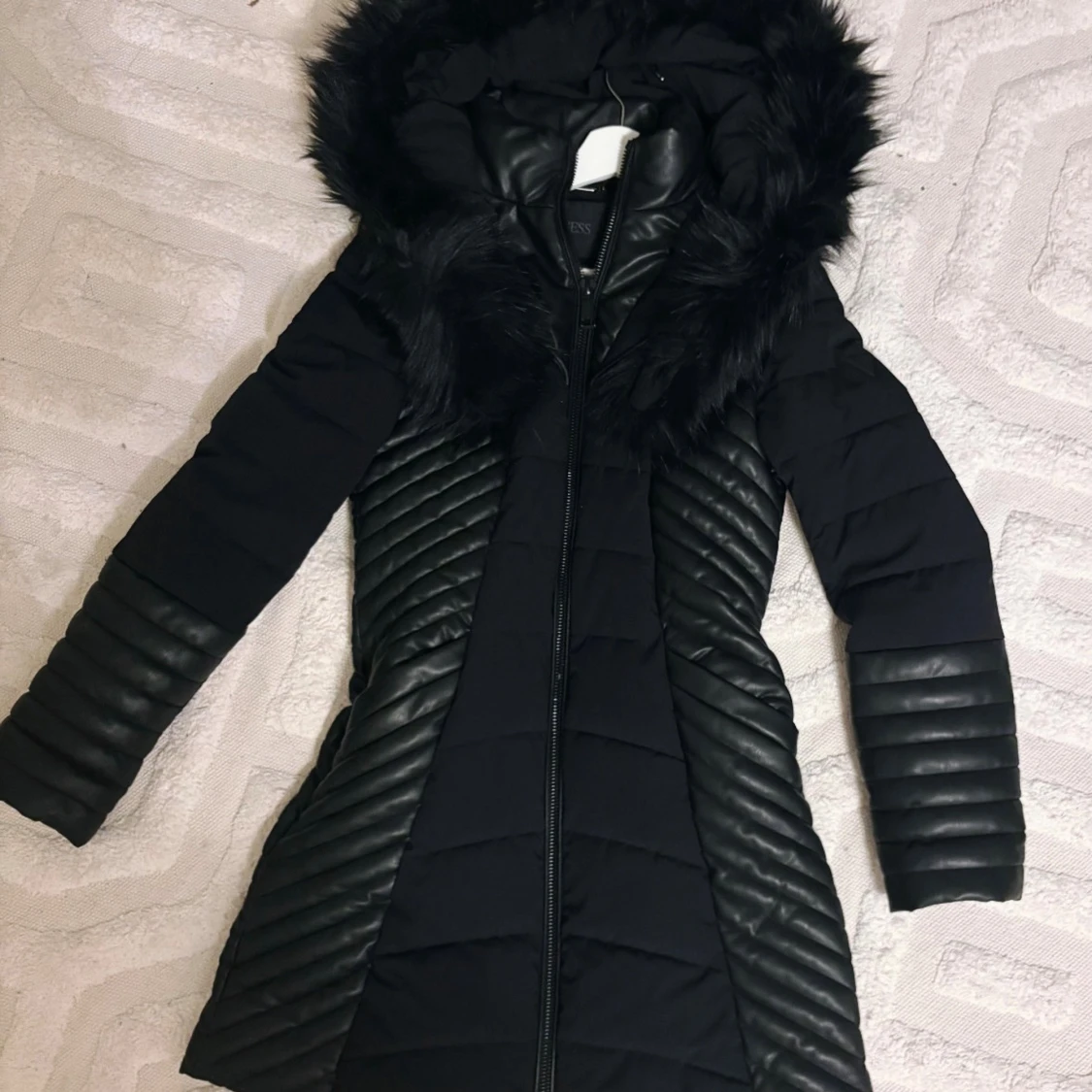 Guess jacka med päls