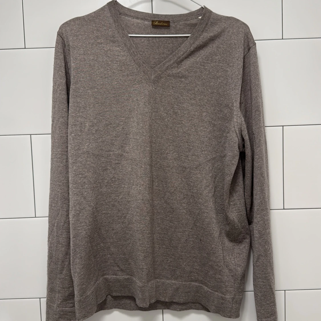 Brun v-ringad tröja från Stenströms