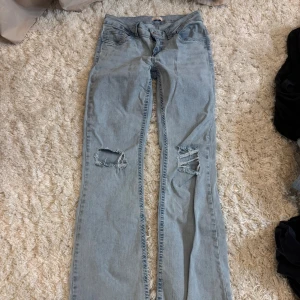 Lågmidjade Nelly jeans - Säljer mina trendiga jeans från Nelly då de inte passar längre. De är väldigt lågmidjade och i bra skick.❤️