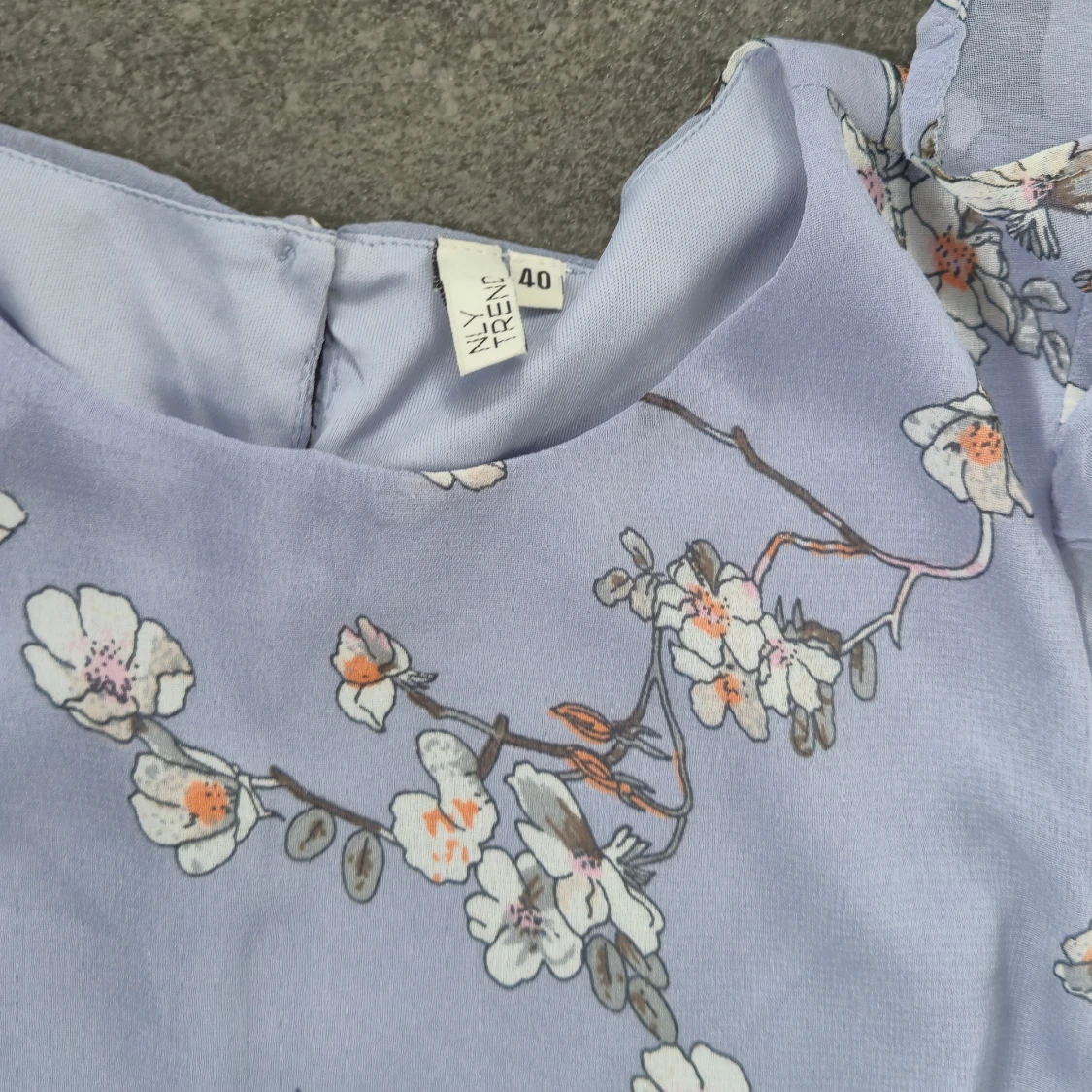 Ljusblå blommig klänning från NLY Trend - 1