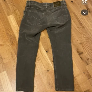  Jacobcohen  - Snygga bruna manchesterbyxor med klassiska fickor bak och fram. Byxorna har raka ben och normal passform, perfekta för dig som gillar en avslappnad men stilren look. Materialet är mjukt och ger en retrovibe till outfiten.