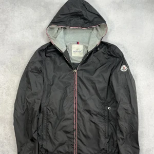Moncler urville jacket - – Condition: 9/10  - Size: 3/L  – Retail price: 9000 + SEK  Please note that Moncler runs small, we recommend going up one size from your usual size.