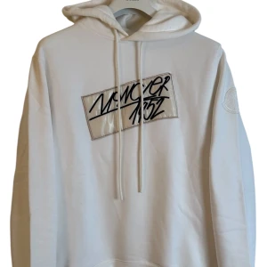 Moncler  - Moncler hoodie, storlek Xl passar L. Skick 9/10 som ny. Pris 2790kr nypris 7800kr, finns att köpa på våran hemsida, Fashionels.com