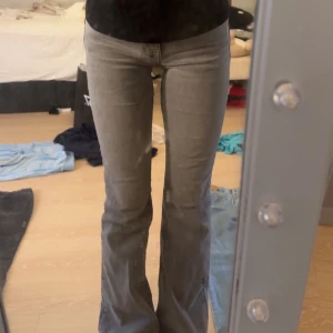 Lågmidjade gråa jeans  - Jätte snygga lågmidjade gråa jeans som är endast andvända ca 5 ggr och ser inprincip nya ut! Storlek 32 och passar mig perfekt som är 162cm, lite långa. 
