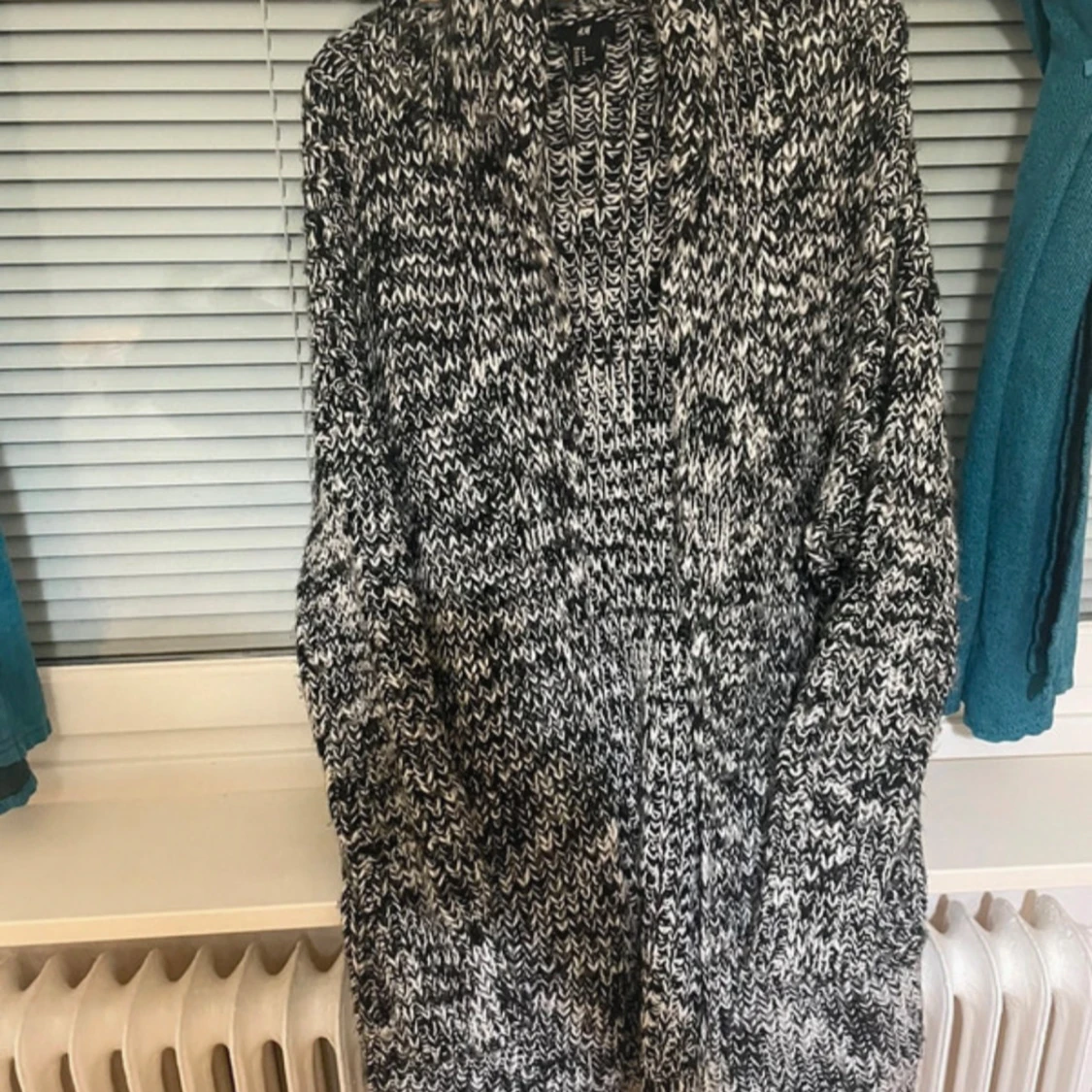 Svartvit stickad kofta med fickor - 2