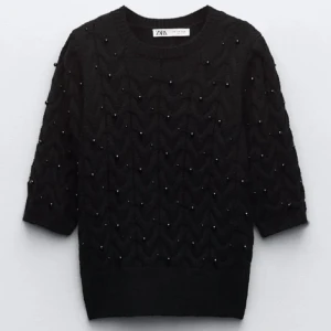  Zara tröja  - Svart stickad tröja från Zara med svarta pärlor över hela tröjan. Mjukt material och sticks inte!