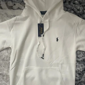 Vit hoodie från Ralph lauren p - Vit Ralph lauren hoodie ej använd vid minsta fundering bara att höra av sig pris ej hugget i sten 