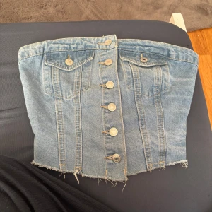 Jeans tubtopp med knappar - Säljer en jättefin jeans topp 