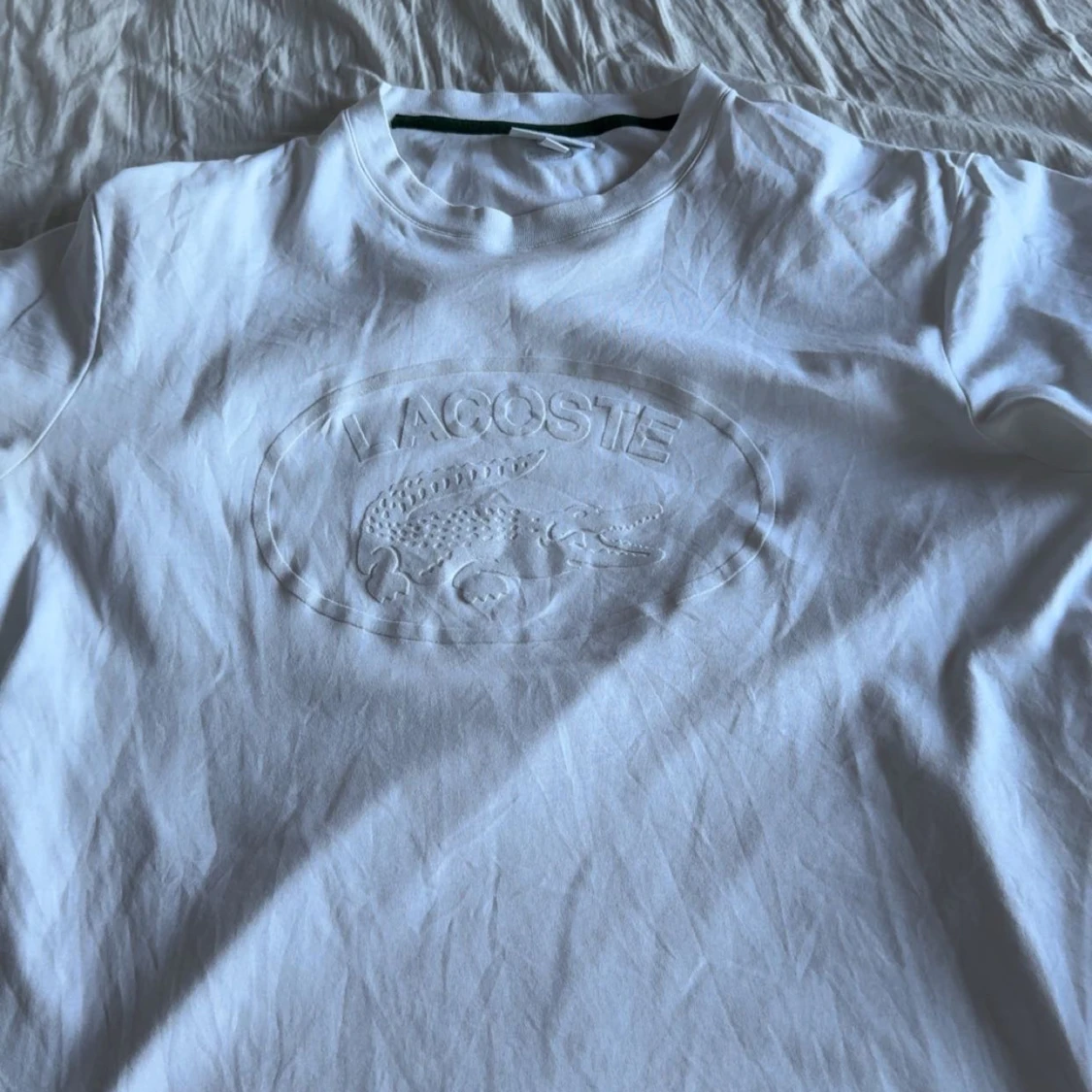 Vit t-shirt från Lacoste med logga