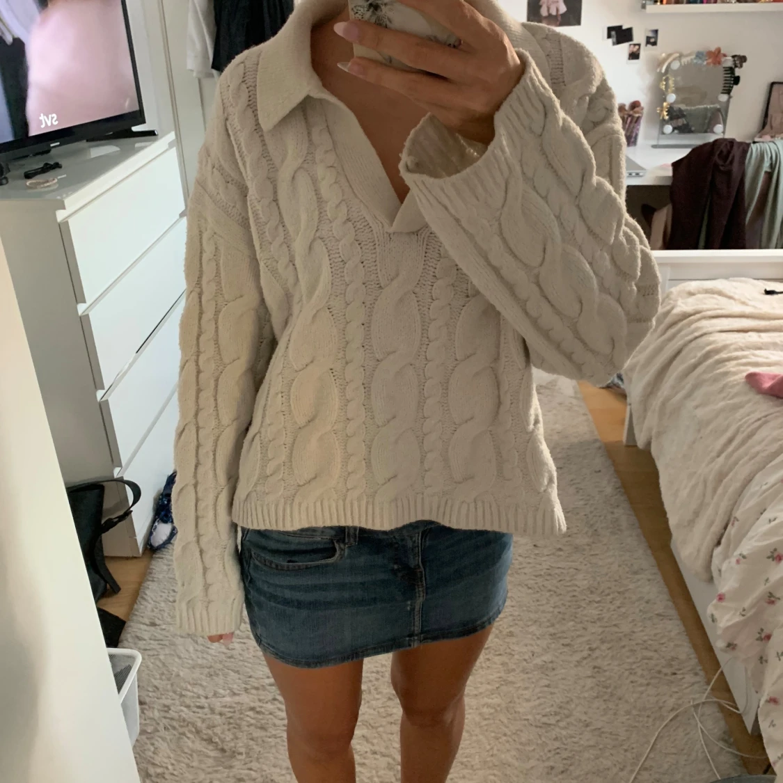 Beige kabelstickad tröja med krage - 2