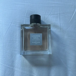 Guerlain L'Homme Idéal EdP 100ml - Guerlain L'Homme Idéal Eau de Parfum, 100ml. En stilren och modern doft från Paris, perfekt för dig som vill sticka ut med klass. Riktigt god parfym för vinter, höst och vår kan avön användas på sommaren beroende från person. Har använd den ett tag nu och är cirka 40 ml kvar i den, tänkte mig ett byte i första hand. Men kan också sälja den för ett rimligt pris. OBS - finns en spricka i glaset utanför men det är inget som påverkar och den leder inte in till vätskan.