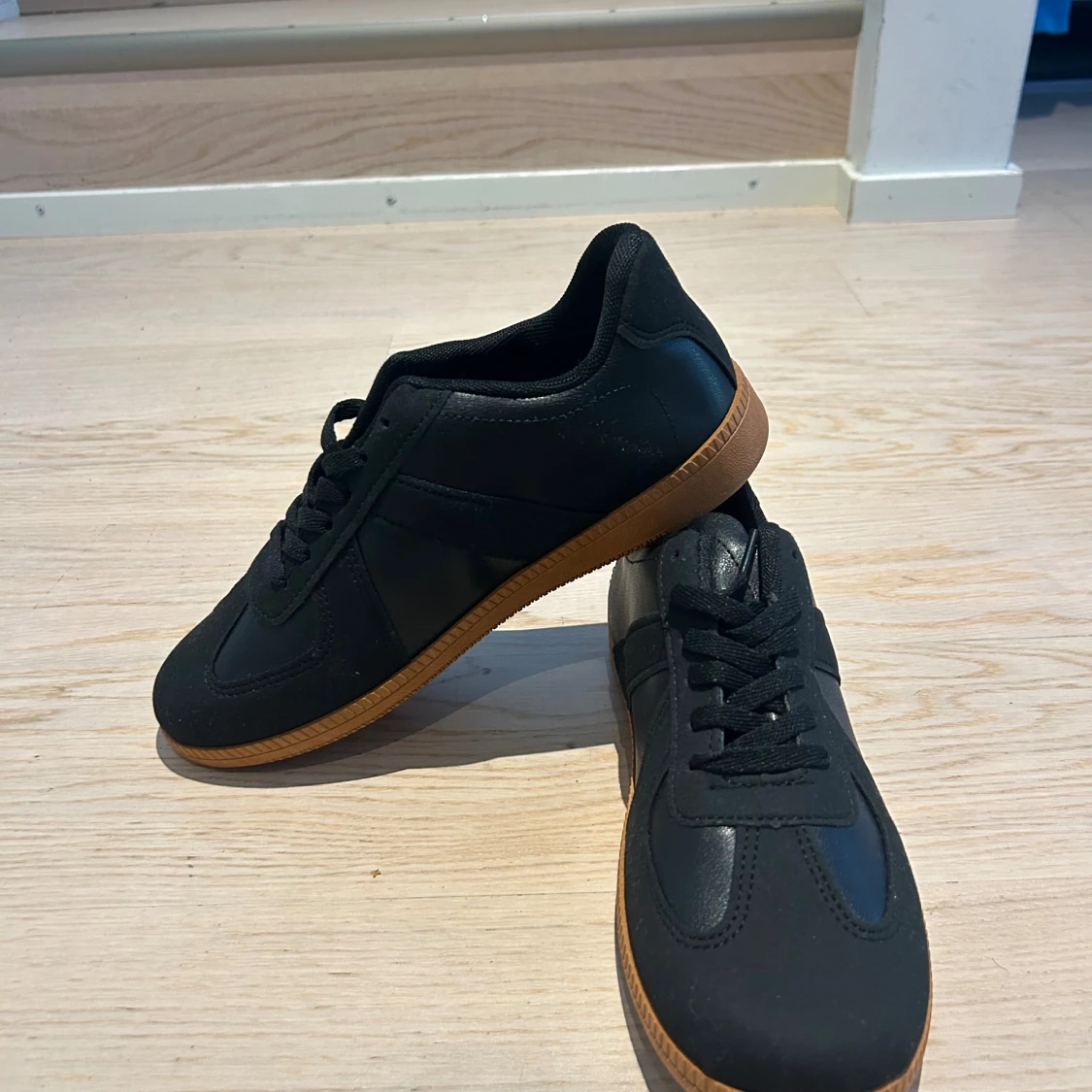 Svarta sneakers med brun sula - 2