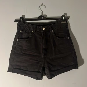 Svarta jeansshorts - Svarta jeansshorts. Högmidjade. Storlek 36. Gott skick, inga defekter eller missfärgningar.