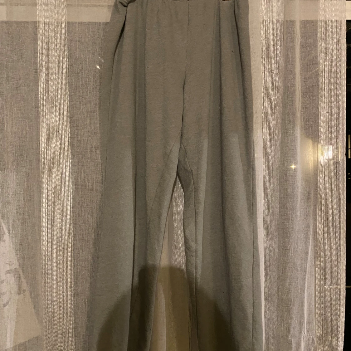 Grå mjukisbyxor i loose fit