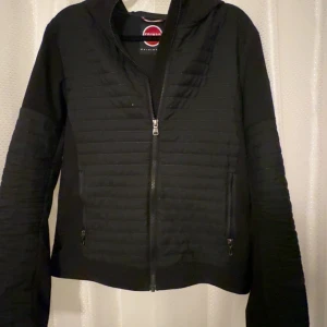 Svart cardigan från Colmar - Trendig snygg höst/vår cardigan från Colmar som är lätt att matcha och klär sig riktigt snyggt. 7/10 skick