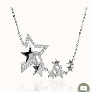 IOAKU halsband - IOAKU halsband som inte använts mycket. Nypris är 700kr. Det är varken rostigt eller tappat några diamanter💕💕OBS: boxen tillkommer ej då jag inte har kvar den och halsbandet har en knut som jag inte försökt få upp!