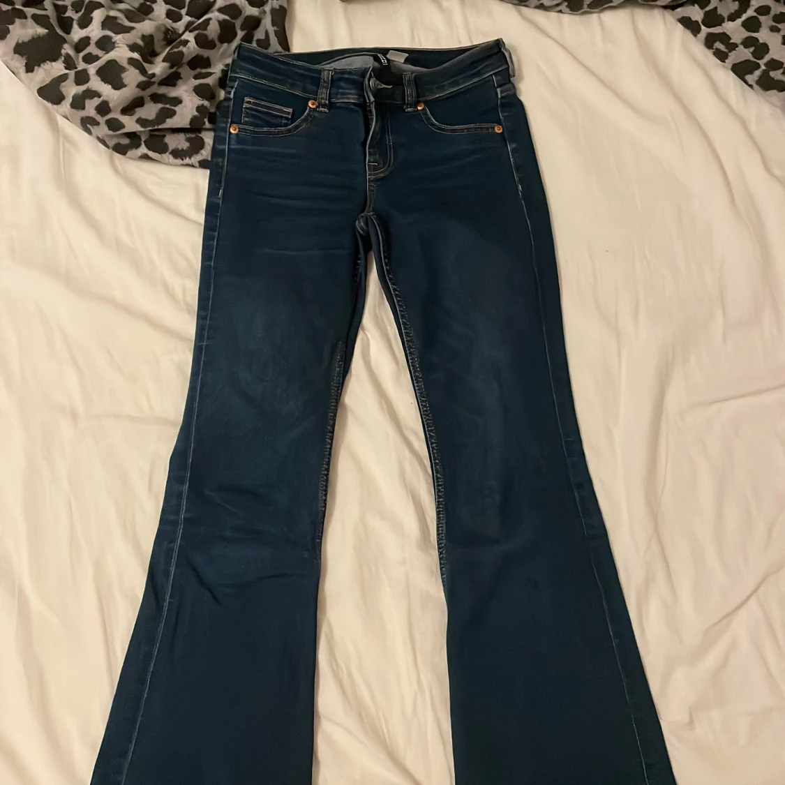 Mörkblå bootcut jeans skit snygga och väldigt bootcut  - 2