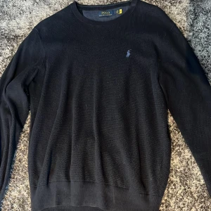 Mörkblå Stickad Tröja Ralph Lauren S - Stickad Ralph Lauren Sweatshirt som aldrig är använd, storlek S, marinblå