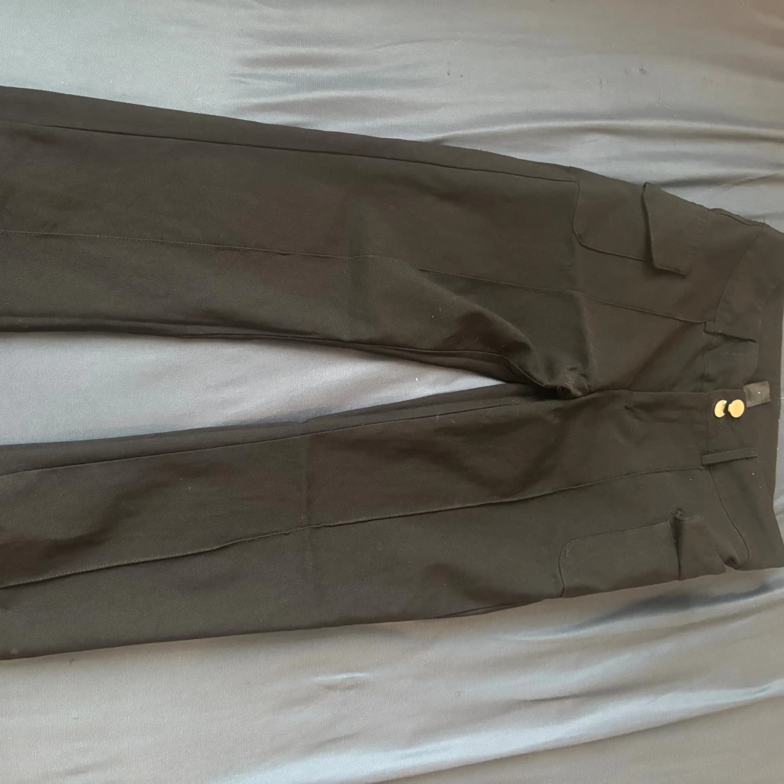 Svarta cargobyxor med fickor vid sidan