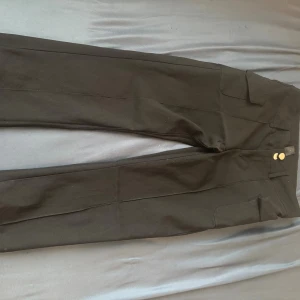 Svarta cargobyxor med fickor vid sidan  - Jätte fina byxor vet inte vilket storys byxor de är men de är jätte fina,sitter jätte fint på och har fickor vid sidan 