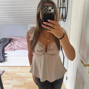 Snygg Beige/ljusrosa blus - Supersöt beige/ljusrosa blus från Aware VeroModa. Passar mig med storlek xs. Jätte fint skick och supersnygg som festtopp men även till vardags. Hör av er vid frågor💕
