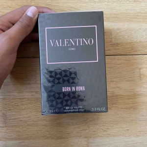 Valentino Uomo Born in Roma 100ml - Valentino Uomo Born in Roma är en Eau de Toilette på 100 ml. Ingredienser inkluderar alkohol, parfym, vatten, benzyl salicylate, limonene, linalool och flera andra. Tillverkad i Paris, perfekt för dig som vill sticka ut med en ikonisk doft från ett trendigt modehus.