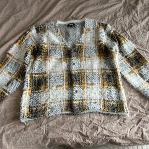 Stüssy Cardigan  - Snygg och skön cardigan från Stüssy som aldrig kommit till användning. Väldigt fint skick på den då den har använt enstaka gånger. Storlek L men passar även M