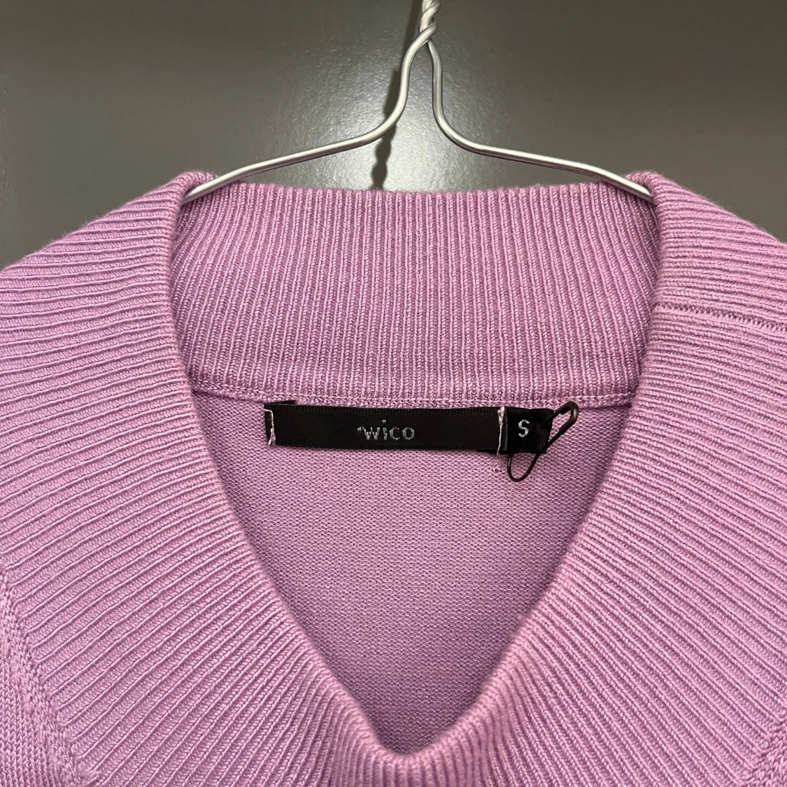 Ljuslila stickad polotopp från Wico - 1