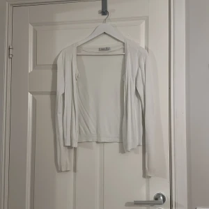 Vit kofta från Fransa - Vit stickad kofta från fransa i storlek S ☺️