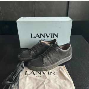 Lanvins - Snygga svarta sneakers med ovandel i mocka och lackad tå. Skorna har rund tå, platt sula och klassisk snörning. Kommer med originalkartong, extra skosnören och dustbag. Perfekta för dig som gillar stilrena och lyxiga detaljer. Storlek 43 men passar även 42/44 