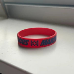 Rött Marcus & Martinus armband - Säljer för 420 då det inte går att köpa och den knappt är använd